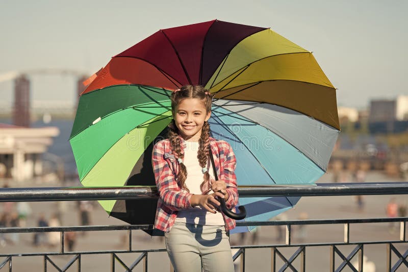 Fant efervescente positivo e brilhante Posi??o bonito da crian?a da menina com guarda-chuva colorido Crian?a sob o guarda-chuva A fotos de stock Fant efervescente positivo e brilhante Posi??o bonito da crian?a da menina com guarda-chuva colorido Crian?a sob o guarda-chuva A fotos de stock