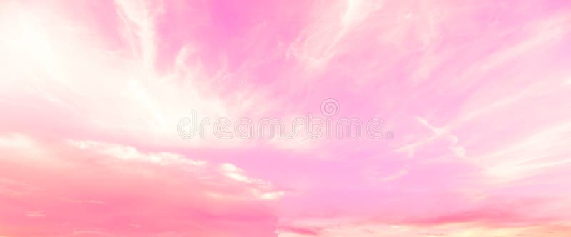 Fantacy桃红色天空和云彩背景在夏天
