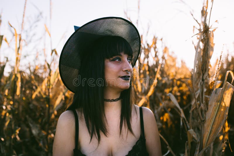 Foto: Na fantasia de bruxa no Halloween, o cabelo pode aparecer solto  debaixo do chapéu - Purepeople