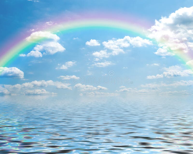 Fantasia di un cielo blu e di un Rainbow con i clo del cumulo