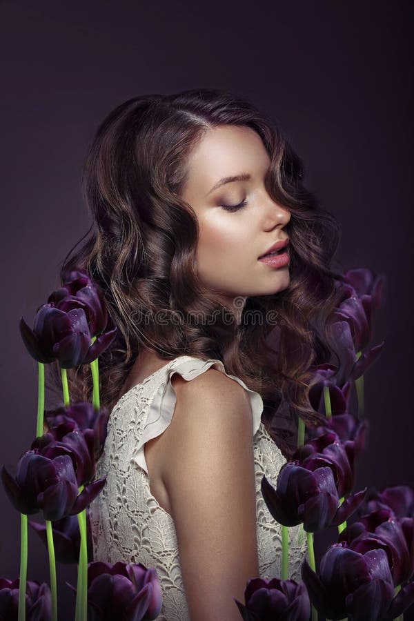 fantasie Portret van Jonge Vrouw met Violet Tulips royalty-vrije stock foto fantasie Portret van Jonge Vrouw met Violet Tulips royalty-vrije stock foto