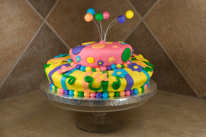 Fantasie verzierte Geburtstag-Kuchen lizenzfreies stockbild Fantasie verzierte Geburtstag-Kuchen lizenzfreies stockbild