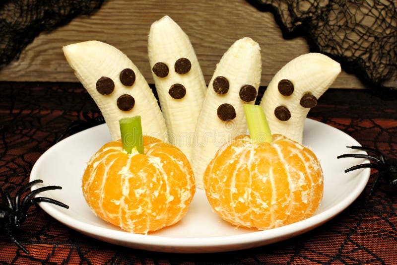 Fantasmas sanos del plátano de Halloween y calabazas anaranjadas fotografía de archivo Fantasmas sanos del plátano de Halloween y calabazas anaranjadas fotografía de archivo