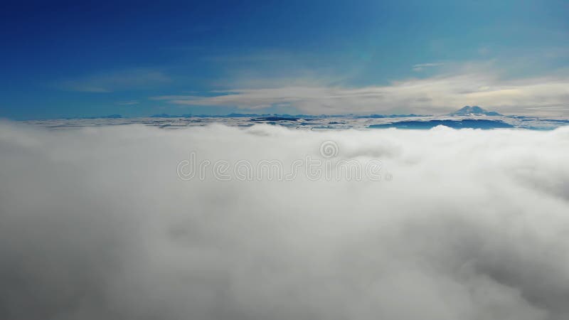 Fantastisch mooie opkomst boven de wolken Het vliegen door de wolken Op de achtergrond van bergpieken in de winter