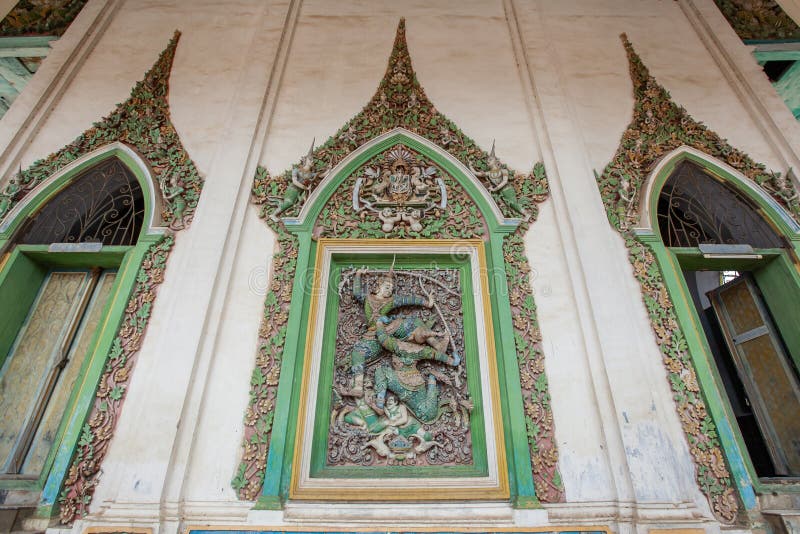 Fantastisch op de muur buigt gipspleistertracery van Narayana zijn boog op reus, een karakter van het Ramayana-heldendicht Wat Da stock afbeeldingen Fantastisch op de muur buigt gipspleistertracery van Narayana zijn boog op reus, een karakter van het Ramayana-heldendicht Wat Da stock afbeeldingen