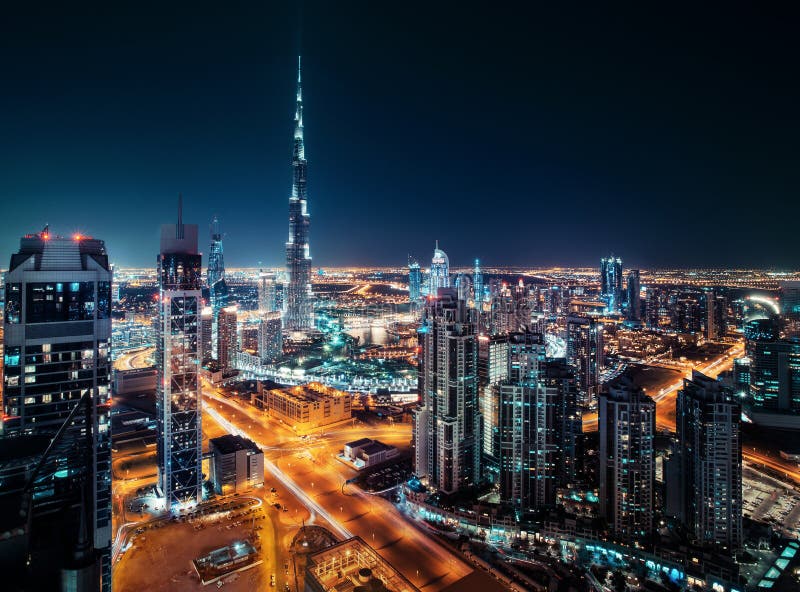 Fantastische Dachspitzenansicht von Dubais moderner Architektur bis zum Nacht
