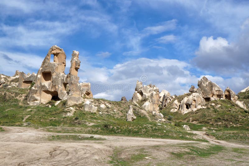 Fantastische Felsformationen in einem Tal nahe Goreme stockbild Fantastische Felsformationen in einem Tal nahe Goreme stockbild