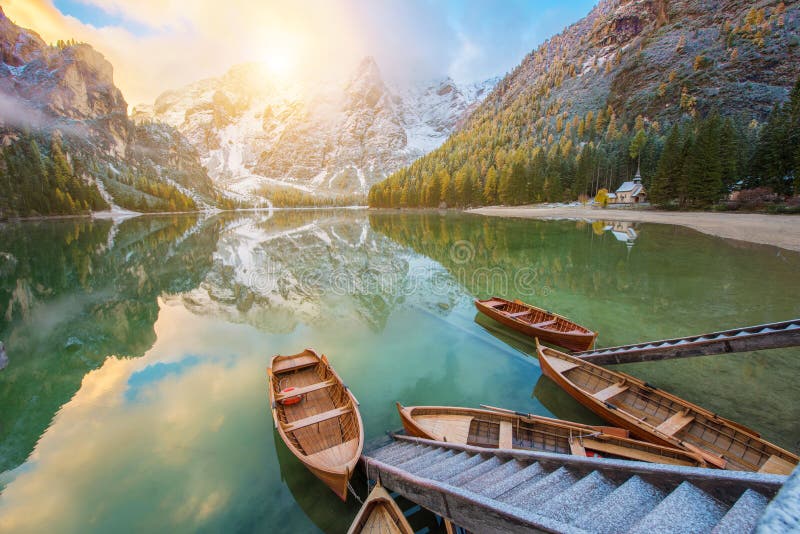 Fantastische Herbstlandschaft mit Booten auf dem See mit Sonnenaufgang O lizenzfreie stockfotos Fantastische Herbstlandschaft mit Booten auf dem See mit Sonnenaufgang O lizenzfreie stockfotos