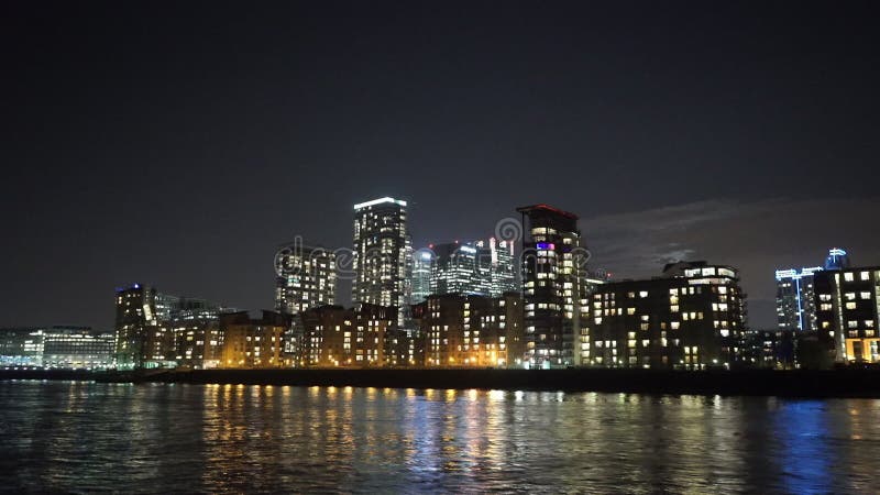 Fantastische Skyline des zitronengelben Kais durch Nachtstadt beleuchten ofd London
