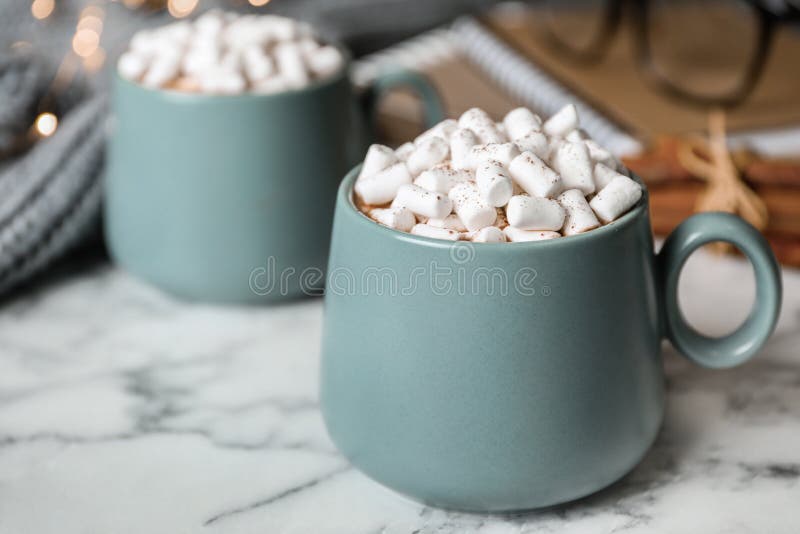Fantastische warme cacaodrank met marshmallows in cups op witte tafel royalty-vrije stock foto Fantastische warme cacaodrank met marshmallows in cups op witte tafel royalty-vrije stock foto