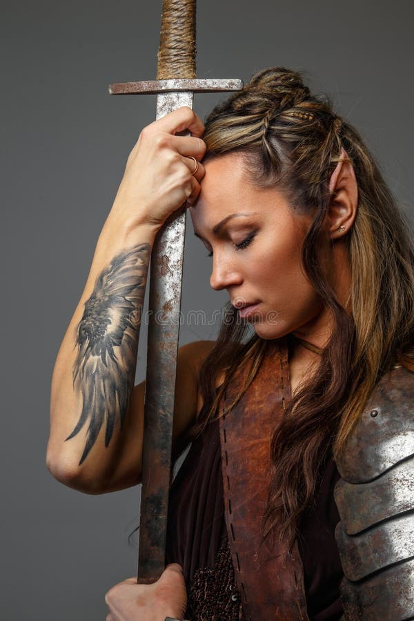 Fantastischer Frauenkrieger mit Klinge stockfoto Fantastischer Frauenkrieger mit Klinge stockfoto