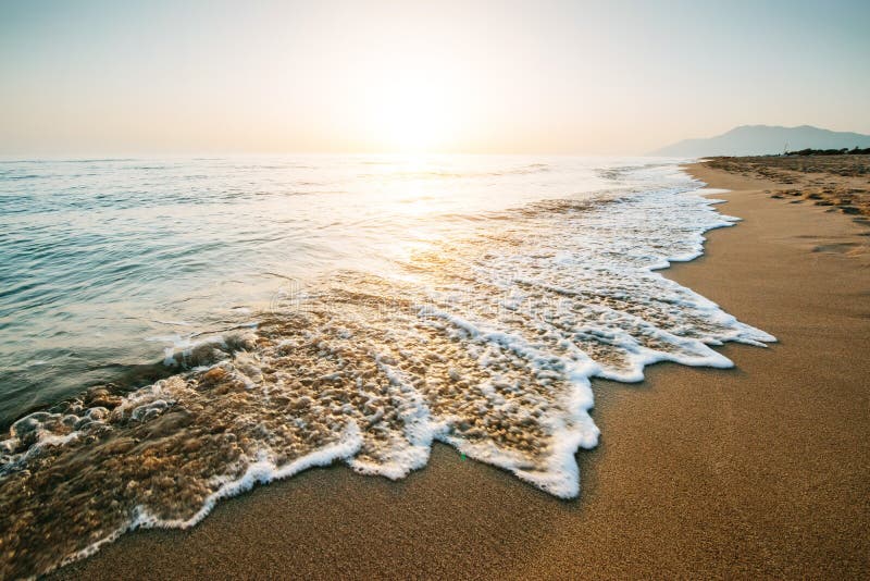 Fantastischer Sonnenuntergang auf dem Strand Schöne Landschaft lizenzfreies stockfoto Fantastischer Sonnenuntergang auf dem Strand Schöne Landschaft lizenzfreies stockfoto