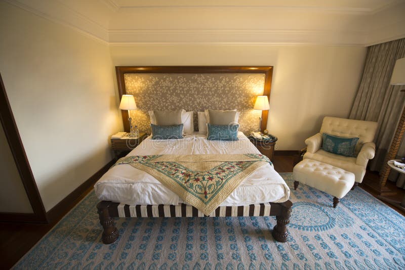 Fantastisches Bett und Schlafzimmer im Luxus-Resort-Hotel stockfotografie Fantastisches Bett und Schlafzimmer im Luxus-Resort-Hotel stockfotografie
