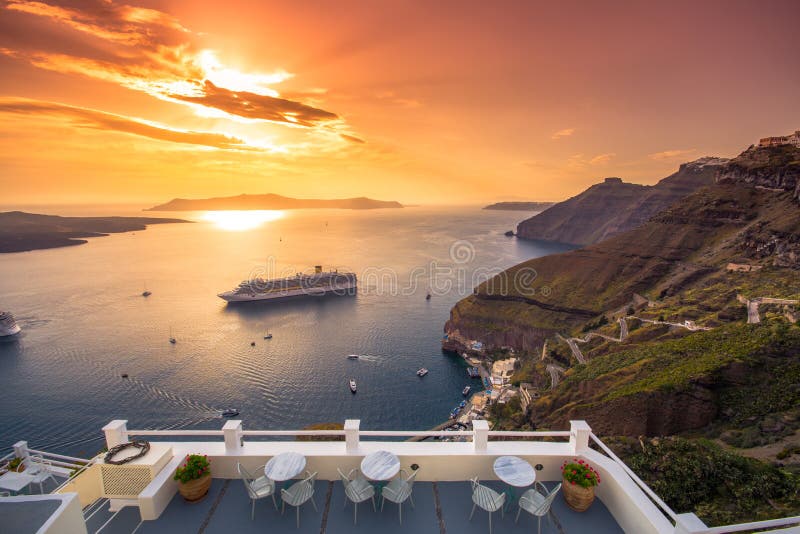 Fantastisk aftonsikt av Fira, caldera, vulkan av Santorini, Grekland royaltyfri fotografi
