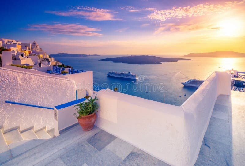 Fantastisk aftonsikt av Fira, caldera, vulkan av Santorini, Grekland royaltyfria foton