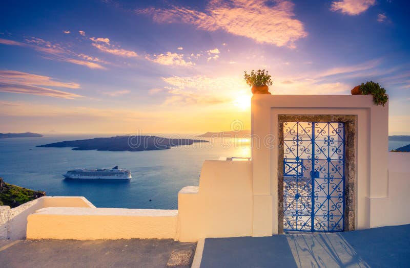 Fantastisk aftonsikt av Fira, caldera, vulkan av Santorini, Grekland arkivfoton