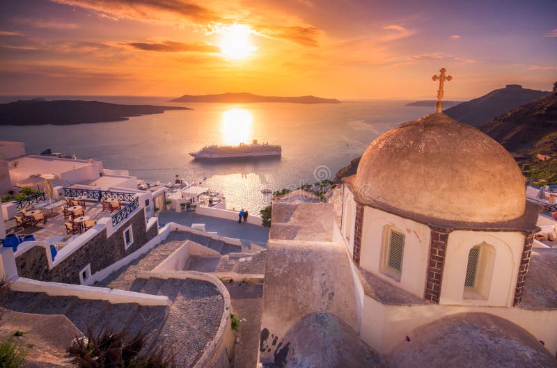 Fantastisk aftonsikt av Fira, caldera, vulkan av Santorini, Grekland med kryssningskepp på solnedgången royaltyfri fotografi