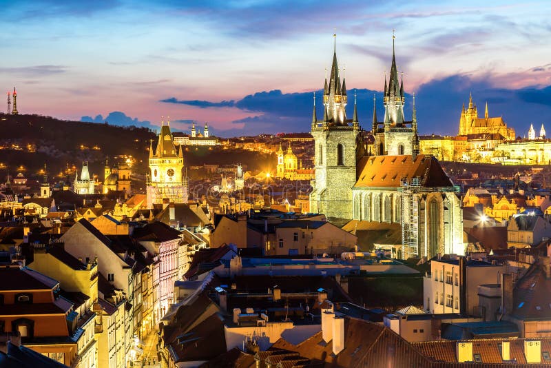 Fantastisk cityscapesikt av den Prague slotten och kyrkan av vår dam Tyn, Tjeckien under solnedgångtid Sikt från pulvertorn Wor royaltyfria foton Fantastisk cityscapesikt av den Prague slotten och kyrkan av vår dam Tyn, Tjeckien under solnedgångtid Sikt från pulvertorn Wor royaltyfria foton