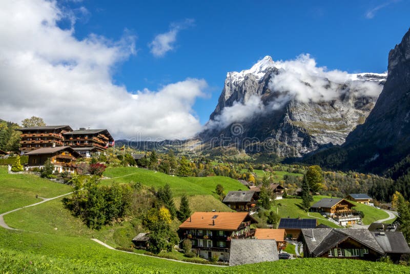 Fantastisk dröm som schweiziskt alpint berglandskap arkivfoto Fantastisk dröm som schweiziskt alpint berglandskap arkivfoto