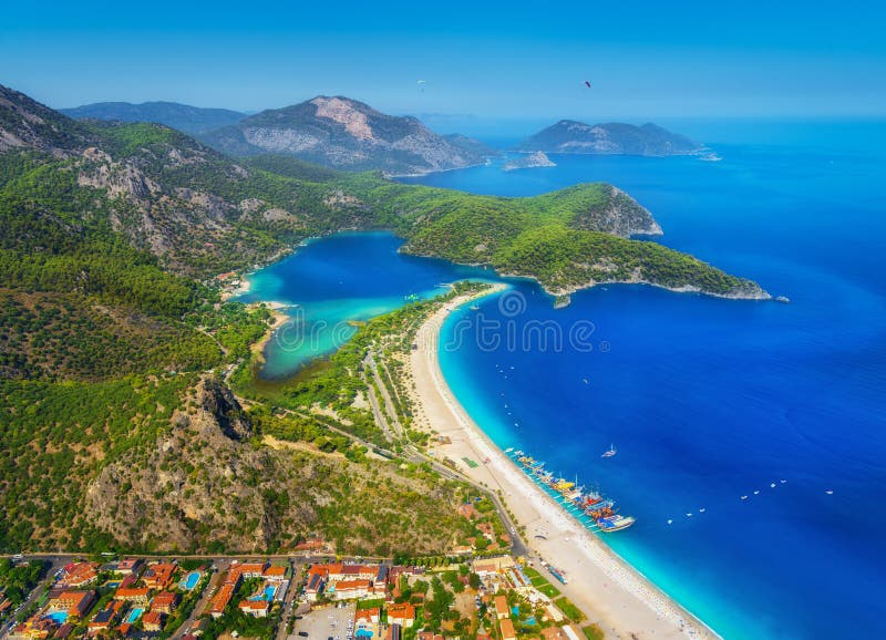 Fantastisk flyg- sikt av den blåa lagun i Oludeniz, Turkiet royaltyfri foto Fantastisk flyg- sikt av den blåa lagun i Oludeniz, Turkiet royaltyfri foto