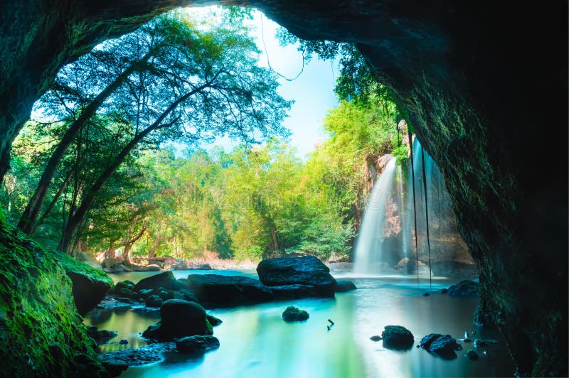Fantastisk grotta i djup skog med härlig vattenfallbakgrund på den Haew Suwat vattenfallet i den Khao Yai nationalparken