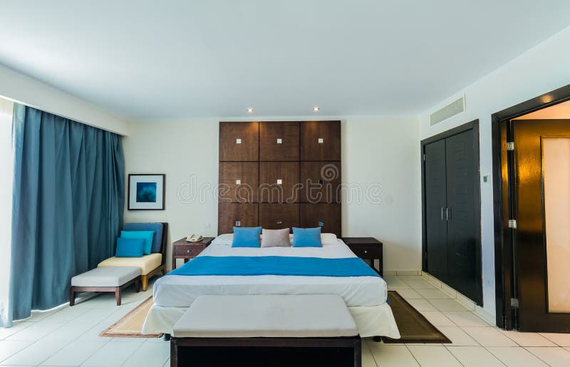 Fantastisk inviterande sikt av det guld- tulpanhotellet, hemtrevligt inre boendehotellrum royaltyfri foto Fantastisk inviterande sikt av det guld- tulpanhotellet, hemtrevligt inre boendehotellrum royaltyfri foto