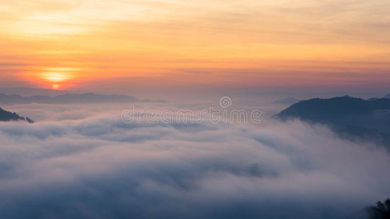 Fantastisk mist som flyttar sig över naturbergen arkivbild Fantastisk mist som flyttar sig över naturbergen arkivbild