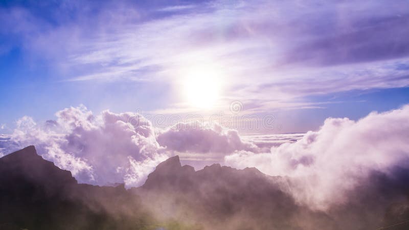 Fantastisk sikt av bergmaxima med härliga moln på solnedgången arkivfoto Fantastisk sikt av bergmaxima med härliga moln på solnedgången arkivfoto