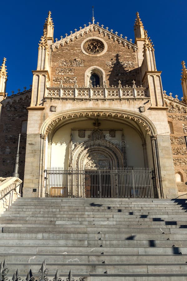 Fantastisk sikt av den San Jeronimo el Rea kyrkan i stad av Madrid, Spanien royaltyfri bild Fantastisk sikt av den San Jeronimo el Rea kyrkan i stad av Madrid, Spanien royaltyfri bild
