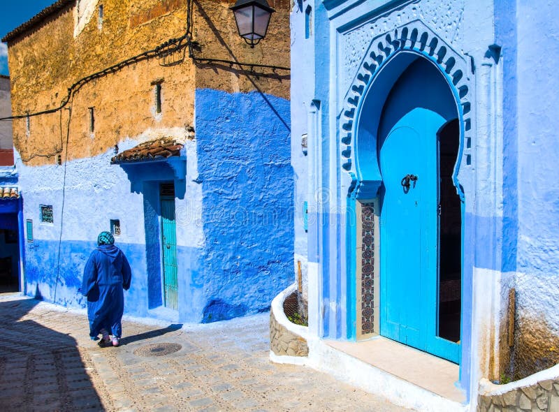 Fantastisk sikt av gatan i den blåa staden av Chefchaouen Loca royaltyfri foto Fantastisk sikt av gatan i den blåa staden av Chefchaouen Loca royaltyfri foto