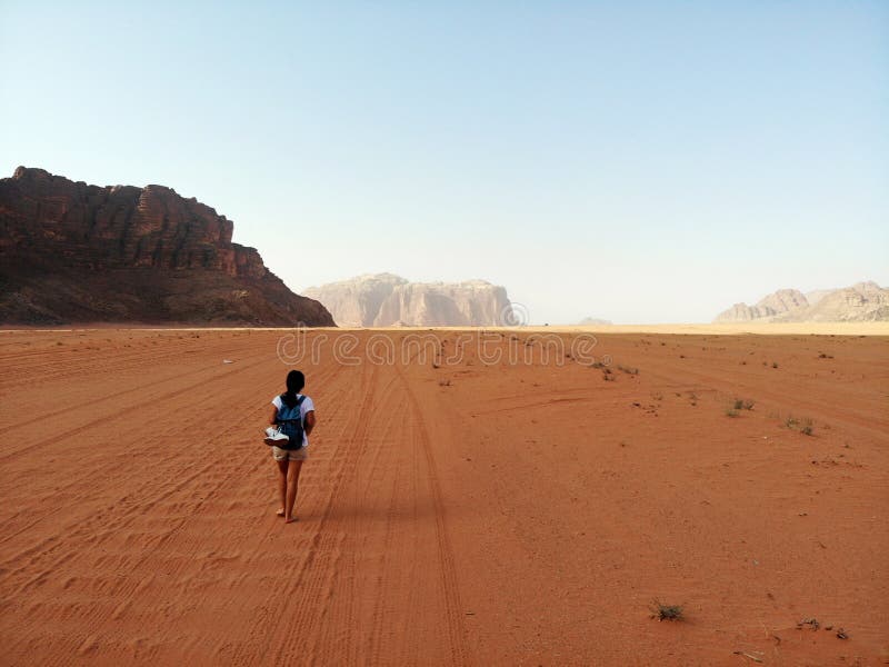 Fantastisk sikt från över på den enorma, röda, varma och mycket härliga öknen Wadi Rum Kungarike av Jordanien, arabiskt land i vä fotografering för bildbyråer Fantastisk sikt från över på den enorma, röda, varma och mycket härliga öknen Wadi Rum Kungarike av Jordanien, arabiskt land i vä fotografering för bildbyråer