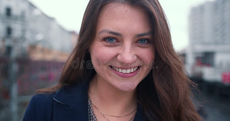 Fantastisk slutporträtt av vacker, glad 3035 brunette caucasian-affärskvinna som leker vid kamerans långsamma rörelse. lager videofilmer
