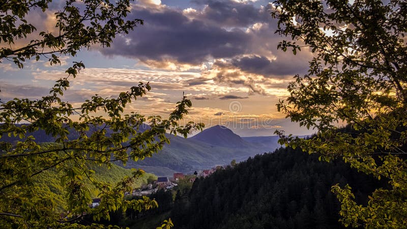 fantastisk solnedg?ng Sikt av v?rlandskap, solljus och m?rka moln ?ver arkivbilder fantastisk solnedg?ng Sikt av v?rlandskap, solljus och m?rka moln ?ver arkivbilder