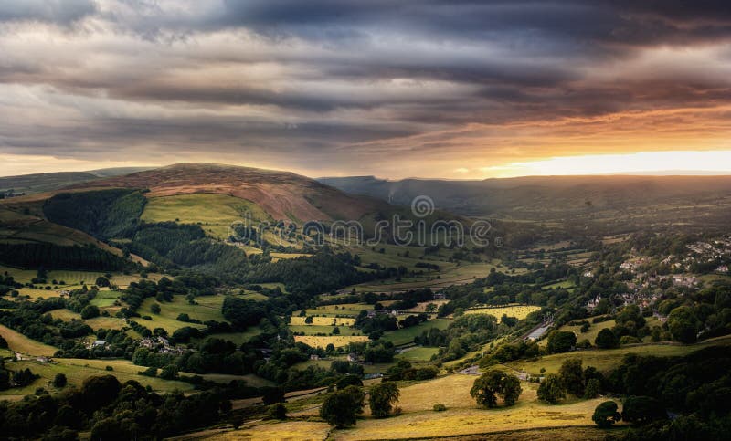 Fantastisk solnedgång, maximal områdesnationalpark, Derbyshire, England, Förenade kungariket, Europa royaltyfri fotografi Fantastisk solnedgång, maximal områdesnationalpark, Derbyshire, England, Förenade kungariket, Europa royaltyfri fotografi