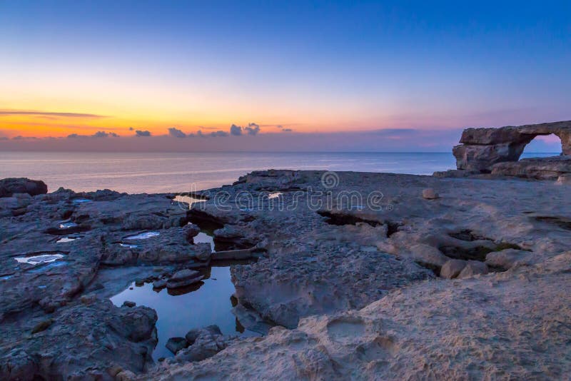 Fantastisk solnedgång nära Azure Window, Gozo ö, Malta royaltyfria bilder Fantastisk solnedgång nära Azure Window, Gozo ö, Malta royaltyfria bilder