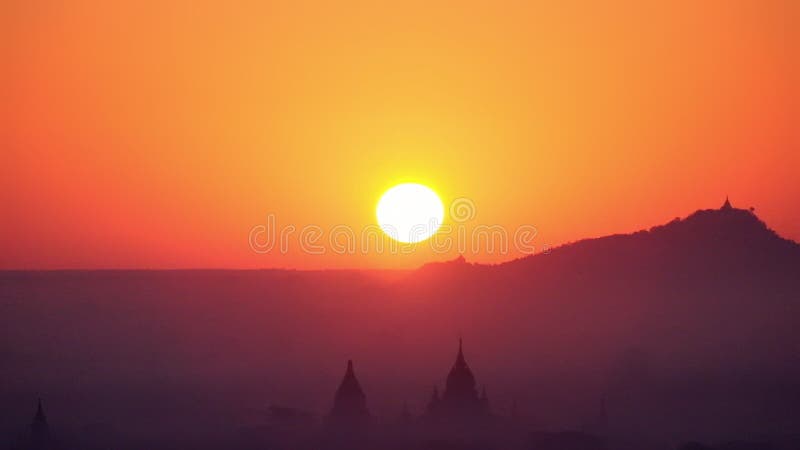 Fantastisk soluppgång över forntida konturer för buddistisk tempel på Bagan Myanmar (Burma)