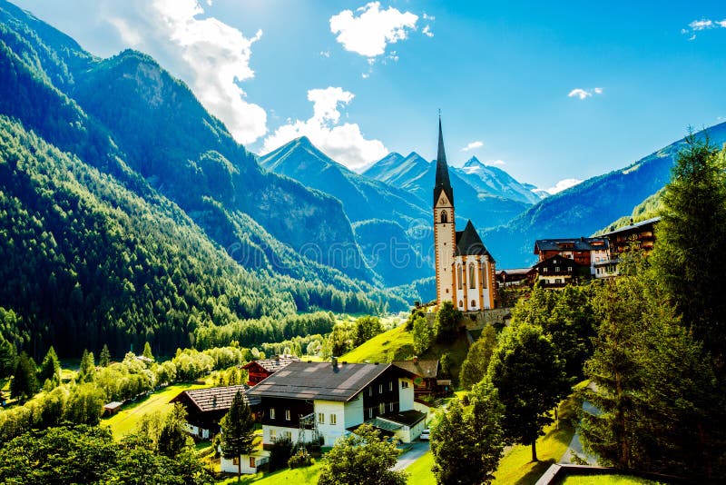 Fantastisk touristic alpin by med den berömda kyrkan sikt för liggandepåfågelsommar _ Tyrol Europa arkivbild Fantastisk touristic alpin by med den berömda kyrkan sikt för liggandepåfågelsommar _ Tyrol Europa arkivbild