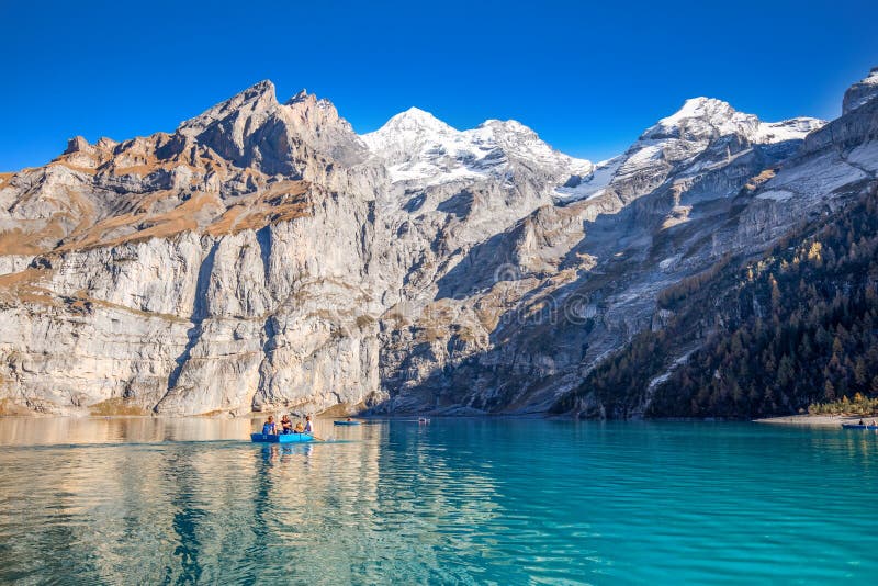 Fantastisk tourquise Oeschinnensee med vattenfall, trächalet och schweiziska fjällängar, Berner Oberland, Schweiz royaltyfria foton Fantastisk tourquise Oeschinnensee med vattenfall, trächalet och schweiziska fjällängar, Berner Oberland, Schweiz royaltyfria foton