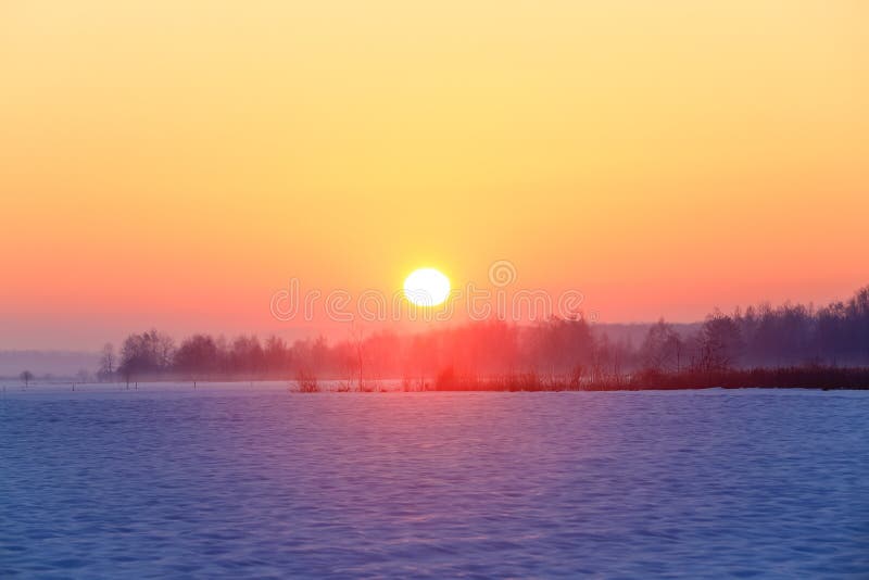 Fantastisk vintermorgon Landskap med åkrar, berg, skog och ängar täckta med snö Vackert soluppgång Orange sky royaltyfria foton Fantastisk vintermorgon Landskap med åkrar, berg, skog och ängar täckta med snö Vackert soluppgång Orange sky royaltyfria foton