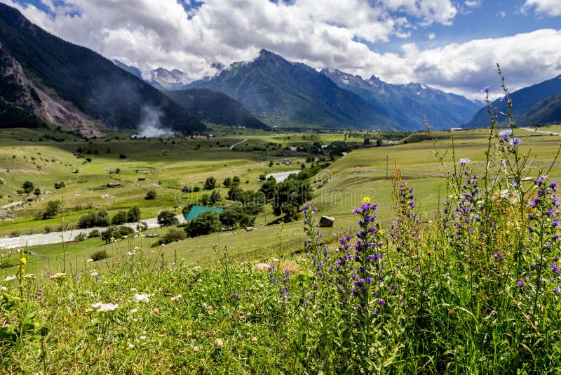 Fantastiskt berglandskap med den f?rgrika livliga solnedg?ngen p? den molniga himlen, naturlig utomhus- loppbakgrund Carpathian U royaltyfri foto Fantastiskt berglandskap med den f?rgrika livliga solnedg?ngen p? den molniga himlen, naturlig utomhus- loppbakgrund Carpathian U royaltyfri foto