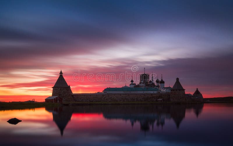 Fantastiskt härlig rosa solnedgång på på den heliga sjön med en sikt av den Solovetsky Spaso-Preobrazhensky kloster Ryssland fotografering för bildbyråer Fantastiskt härlig rosa solnedgång på på den heliga sjön med en sikt av den Solovetsky Spaso-Preobrazhensky kloster Ryssland fotografering för bildbyråer
