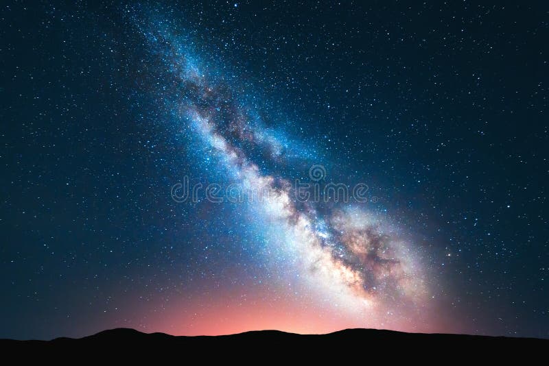 Fantastiskt nattlandskap med den ljusa mjölkaktiga vägen fotografering för bildbyråer Fantastiskt nattlandskap med den ljusa mjölkaktiga vägen fotografering för bildbyråer
