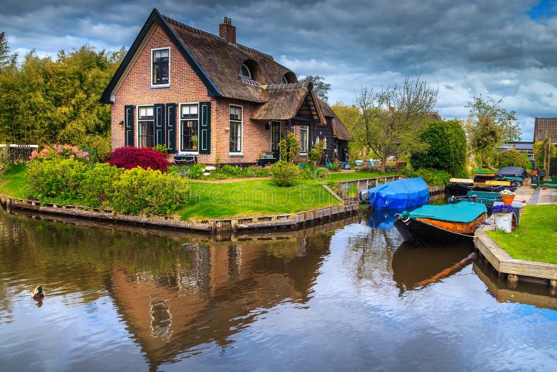 Fantastyczna holenderska wioska z wodnym kanałem i łodziami, Giethoorn, holandie zdjęcia royalty free Fantastyczna holenderska wioska z wodnym kanałem i łodziami, Giethoorn, holandie zdjęcia royalty free