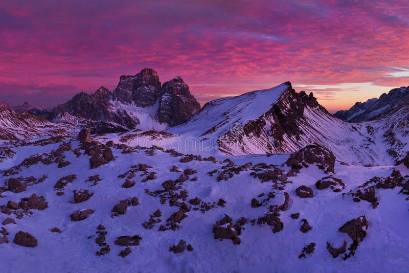 Fantastyczny zmierzch w dolomit górach, Południowy Tyrol, Włochy w zimie Włoska wysokogórska panorama w Dolomiti górze przy zmier zdjęcia royalty free Fantastyczny zmierzch w dolomit górach, Południowy Tyrol, Włochy w zimie Włoska wysokogórska panorama w Dolomiti górze przy zmier zdjęcia royalty free