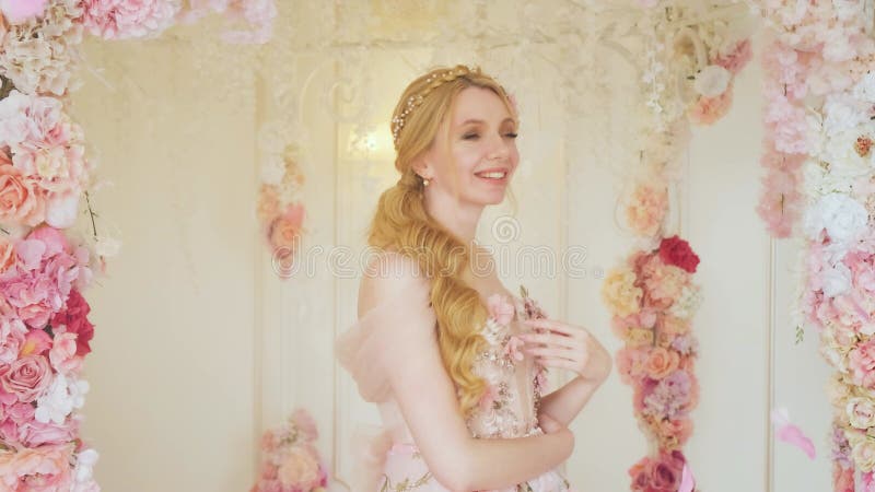 Fantasy portrait femme heureuse fée princesse robe de soirée fleurie wreath épingle à cheveux banque de vidéos