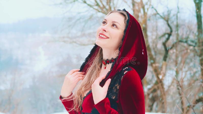 Fantasy szczęśliwa kobieta królowa uśmiechnięta twarz patrząc na kamerę. Cieszy zimowa natura zbiory