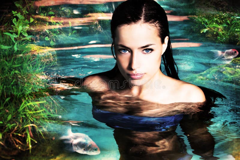 Hermoso fantasía una mujer en el agua.