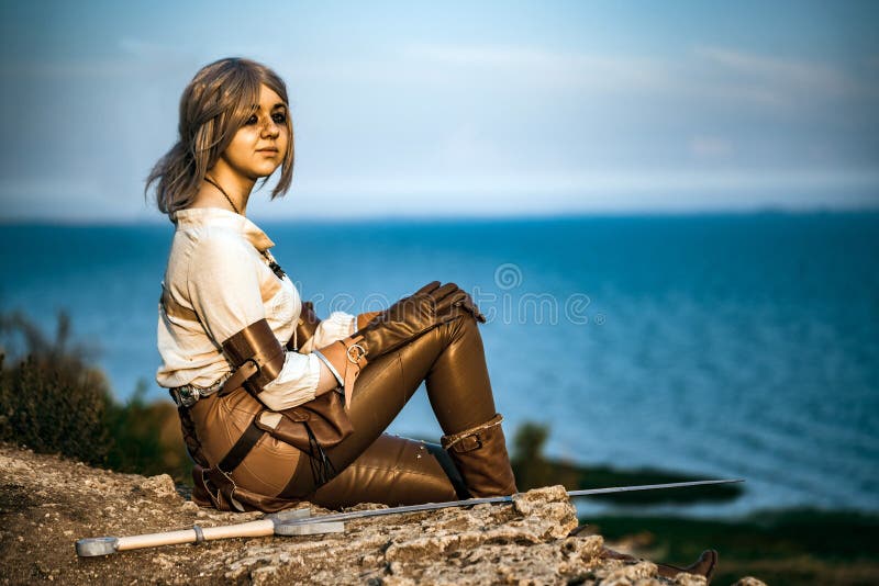Fantazi Witcher cosplay piękna dziewczyna na falezie obrazy royalty free Fantazi Witcher cosplay piękna dziewczyna na falezie obrazy royalty free