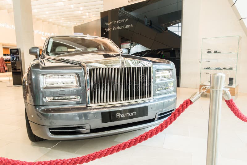 Fantom stacza się royce. Prezentacja Rollsroyce fantomu samochód