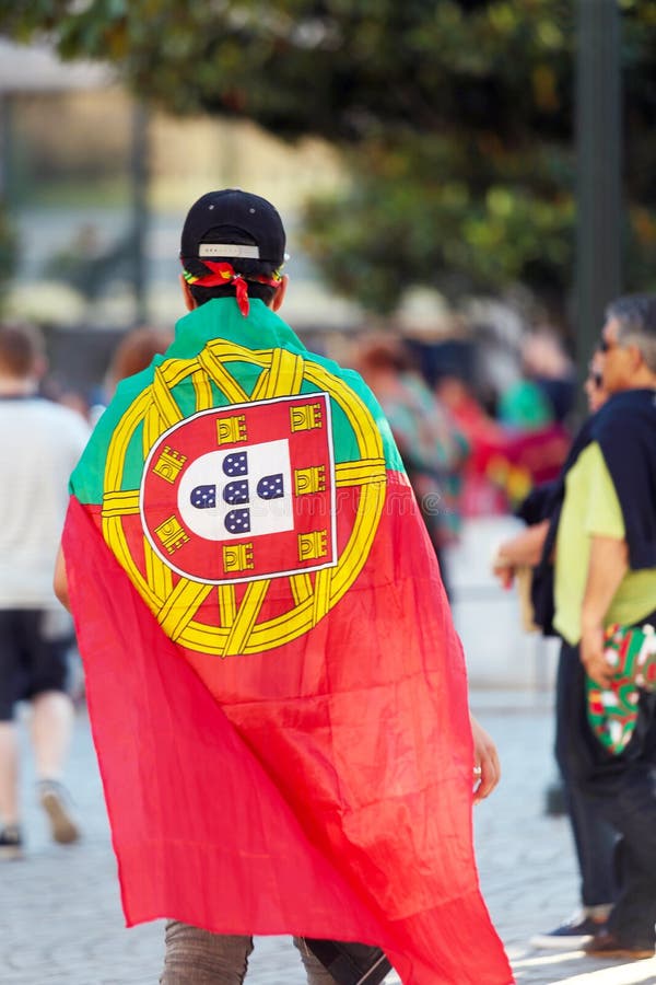 Fanático del fútbol que lleva una bandera nacional portuguesa durante el euro 2016 final imagenes de archivo Fanático del fútbol que lleva una bandera nacional portuguesa durante el euro 2016 final imagenes de archivo